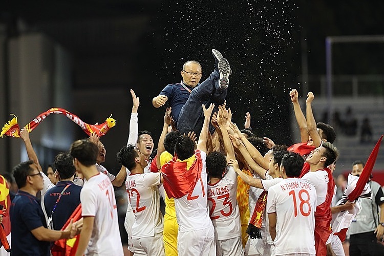 Cầu thủ, ban huấn luyện U22 Việt Nam sau chiến thắng trước Indonesia tại trận chung kết SEA Games. Ảnh: Đức Đồng