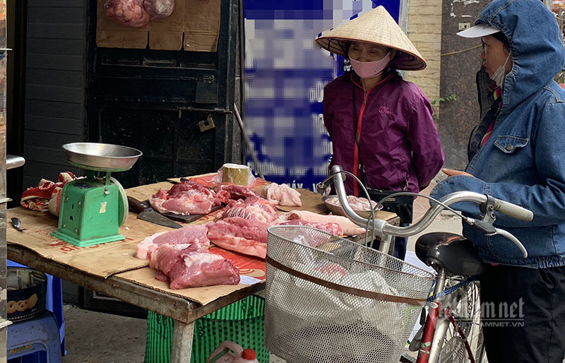 Giá tăng cao, thịt lợn ngoài chợ ế ẩm