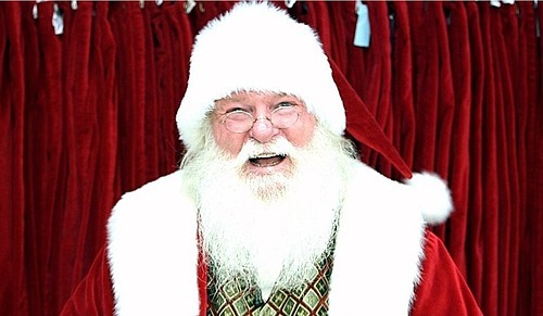 Ông già Noel được xem là một cách để cứu vớt lượng khách đang sụt giảm của các trung tâm thương mại tại Mỹ. Ảnh: CNN Business