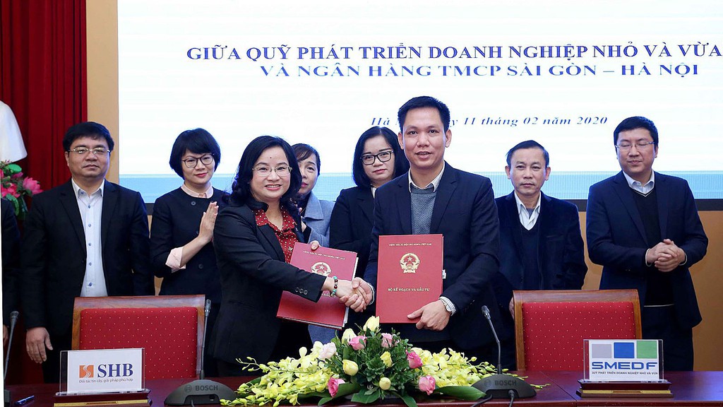 Lễ ký Hợp đồng khung cho vay gián tiếp giữa Quỹ Phát triển doanh nghiệp nhỏ và vừa (SMEDF) và Ngân hàng TMCP Sài Gòn - Hà Nội (SHB). Ảnh: Minh Hậu