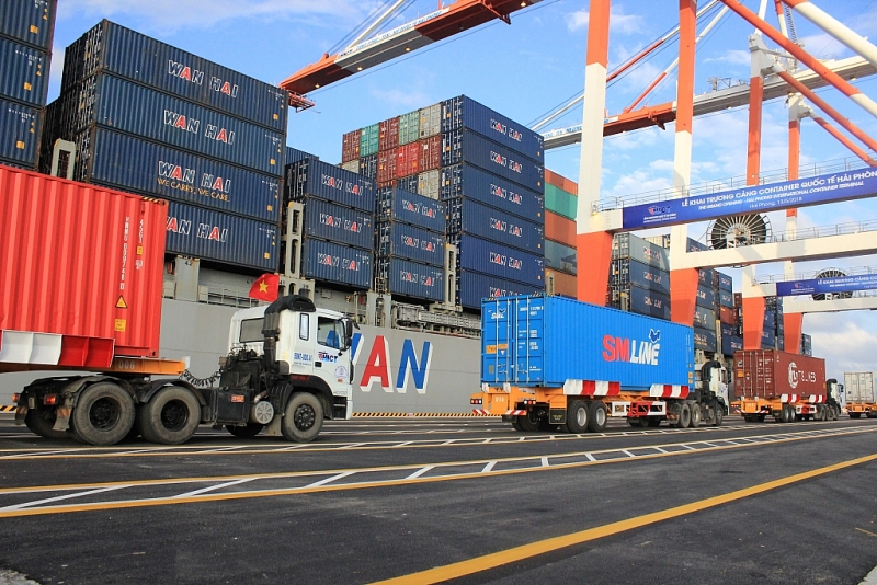 Hoạt động xuất nhập khẩu mang lại nguồn thu lớn trên địa bàn Hải Phòng. Trong ảnh, hàng hóa xuất nhập khẩu tại cảng container quốc tế Hải Phòng. Ảnh: T.Bình.