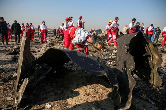 Các nhân viên Hiệp hội Chữ thập đỏ -Trăng lưỡi liềm đỏ quốc tế kiểm tra các mảnh vỡ của máy bay Ukraine tại sân bay Imam Khomeini, ngoại ô Tehran, Iran, hôm 8/1. Ảnh: Reuters.
