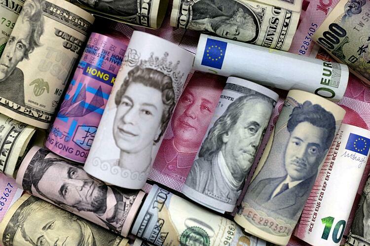 Đôla Mỹ, đôla Hong Kong, yen Nhật, bảng Anh, nhân dân tệ và euro. Ảnh: Reuters