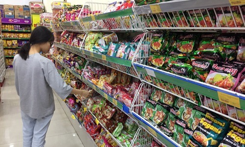 Khách mua hàng trong một hệ thống bán lẻ tại Hà Nội. Ảnh: Anh Tú