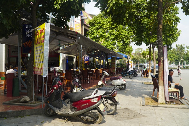 Một dãy quán ăn nằm trên đường Nguyễn Văn Huyên (Cầu Giấy) đều trong tình trạng ế khách nghiêm trọng.