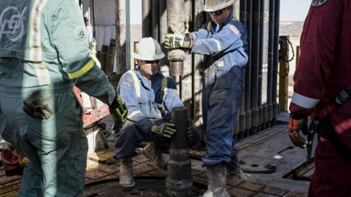 Công nhân Tập đoàn Chevron lắp đặt đường ống thăm dò dầu trên một dàn khoan ở Texas. (Nguồn: Bloomberg)