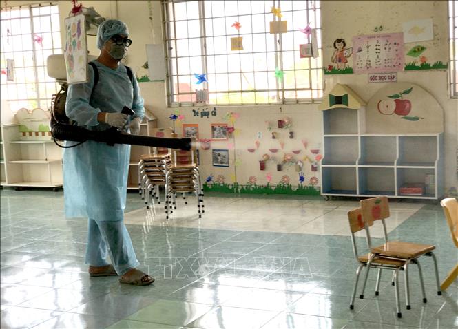 Ngành y tế phun thuốc tiêu độc, khử trùng tại Trường mầm non Hoa Lan - phường 1, thành phố Vĩnh Long. Ảnh: Lê Thúy Hằng/TTXVN