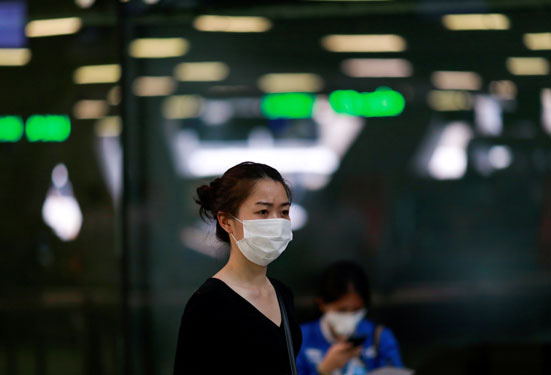 Một du khách mang khẩu trang để ngăn sự lây lan của virus corona mới khi đến sân bay Suvarnabhumi ở thủ đô Bangkok - Thái Lan hôm 3-2. Ảnh: REUTERS