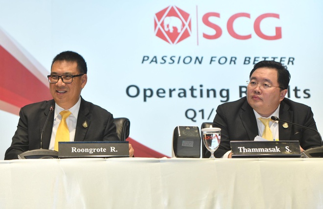 Ông Roongrote Rangsiyopash (trái), Chủ tịch kiêm CEO SCG Thái Lan. Ảnh: SCG.