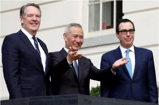 Đại diện Thương mại Mỹ Robert Lighthizer (trái), Phó Thủ tướng Trung Quốc Lưu Hạc (giữa) và Bộ trưởng Tài chính Steven Mnuchin trong cuộc gặp tại Mỹ hồi tháng 10 năm ngoái Ảnh: Reuters