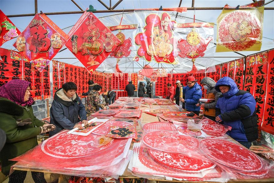 Người Trung Quốc chuẩn bị đồ vàng mã cho ngày Tết Táo quân. (Ảnh: Xinhua)