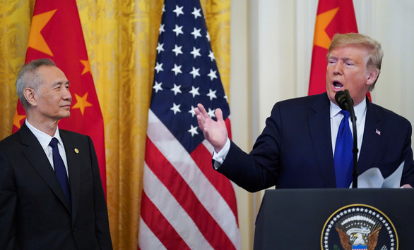 Tổng thống Trump khẳng định các mức thuế quan đã áp đặt lên hàng hóa Trung Quốc sẽ được giữ nguyên sau thỏa thuận giai đoạn 1 - Ảnh: REUTERS