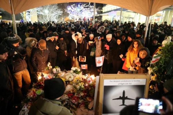 Đám đông tại British Columbia, Canada tới tưởng niệm các nạn nhân thiệt mạng trong vụ bắn nhầm máy bay. (Ảnh: Reuters)