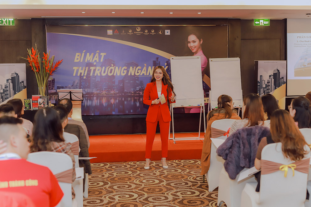 Diễn giả Nguyễn Ngà trong một buổi đào tạo cho học viên về Thuê và cho thuê BĐS