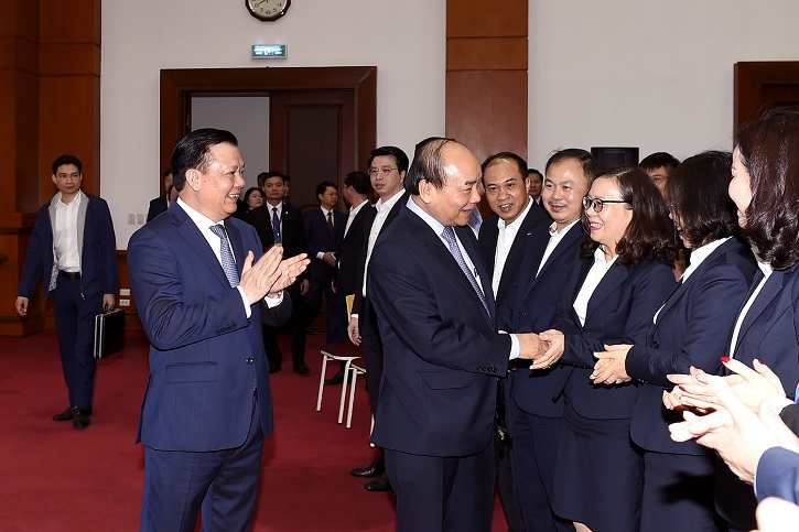 Thủ tướng Nguyễn Xuân Phúc gặp gỡ, trao đổi với cán bộ ngành tài chính trước Hội nghị.