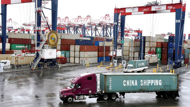 Hiệp định thương mại giai đoạn đầu Mỹ - Trung đã được ký nhưng Mỹ vẫn tiếp tục đánh thuế đối với 360 tỷ USD hàng hóa Trung Quốc xuất sang Mỹ (Ảnh: Reuters)