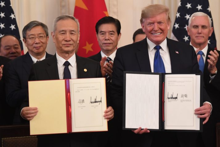 Phó thủ tướng Trung Quốc Lưu Hạc (trái) và Tổng thống Trump trong lễ ký hiệp định thương mại giai đoạn một. Ảnh: AFP.