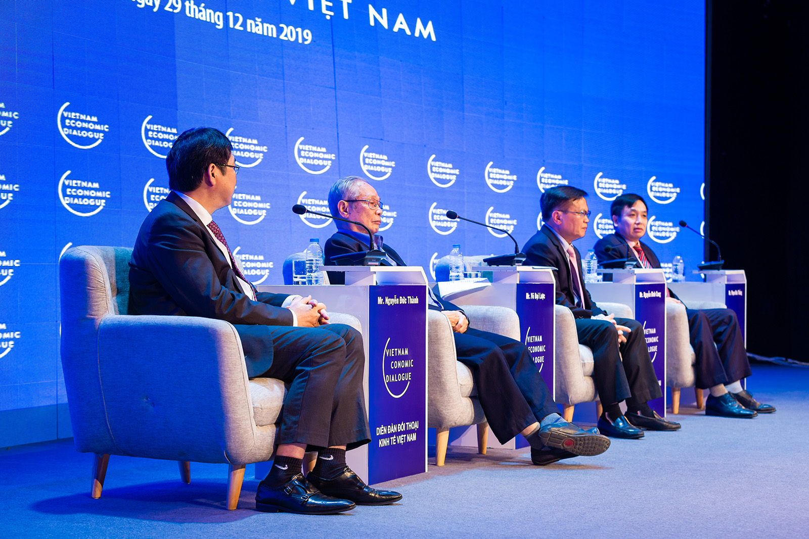 Các chuyên gia trao đổi, phân tích và dự báo diễn biến kinh tế Việt Nam năm 2020.