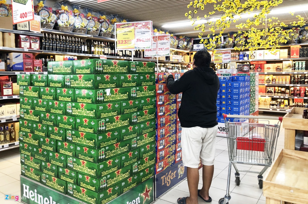 Bia Tết Canh Tý 2020 ở siêu thị có giá rẻ hơn đại lý và các cửa hàng tạp hóa. Ảnh: Lan Anh.