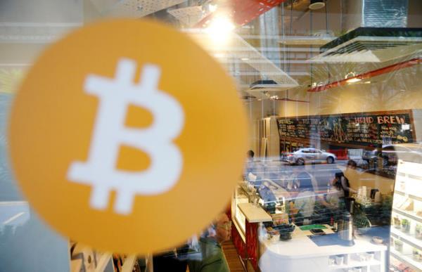 Giá Bitcoin lao dốc mạnh, nhiều tiền ảo hàng đầu cũng trượt dốc theo. (Ảnh: Reuters)