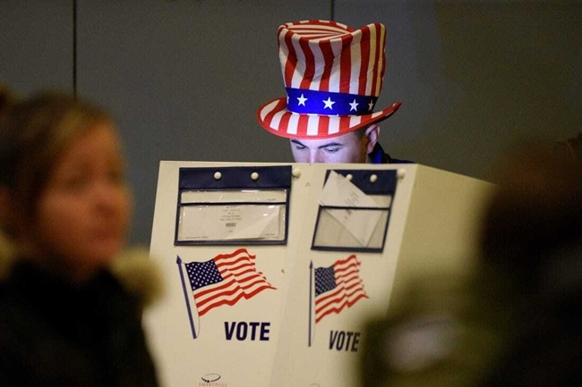 Cử tri Mỹ tại một điểm bỏ phiếu trong kỳ bầu cử năm 2016. Ảnh: Reuters.