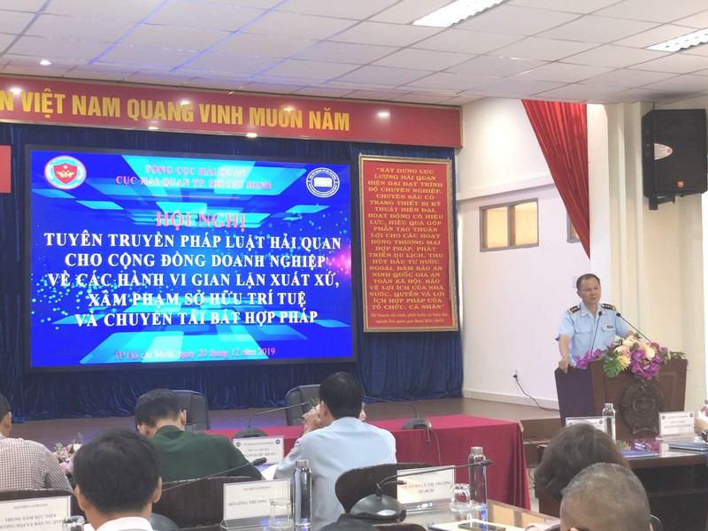 Ông Đinh Ngọc Thắng, Cục trưởng Cục Hải quan TP.HCM phát biểu tại hội nghị sáng 20-12. 