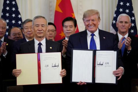 Tổng thống Mỹ Donald Trump và Phó thủ tướng Trung Quốc Lưu Hạc ký thỏa thuận thương mại giai đoạn 1 hồi giữa tháng 1/2020. Ảnh: Reuters