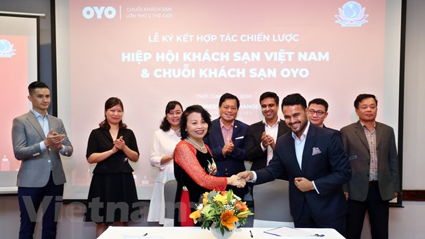 Bà Đỗ Hồng Xoan, Chủ tịch Hiệp hội Khách sạn Việt Nam, đại diện ký kết với ông Dushyant Dwibedy, Tổng Giám đốc OYO Việt Nam. (Ảnh: CTV/Vietnam+)