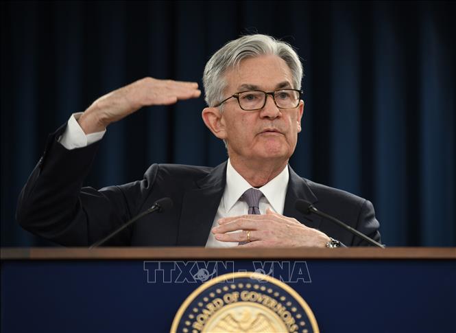 Chủ tịch FED Jerome Powell phát biểu trong cuộc họp báo tại Washington D.C. Ảnh: THX/TTXVN