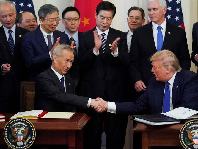 Hai ông Donald Trump và Lưu Hạc bắt tay nhau sau khi ký văn bản (Ảnh: Reuters)