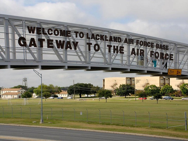Căn cứ không quân Lackland, một trong bốn căn cứ quân sự tham gia hỗ trợ cách ly người nghi nhiễm virus Corona. Ảnh: TPR