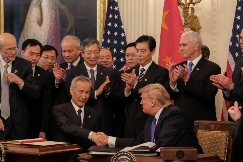 Tổng thống Mỹ Donald Trump và Phó Thủ tướng Trung Quốc Lưu Hạc đã ký thỏa thuận thương mại giai đoạn một vào tháng 1. (Ảnh: EPA)