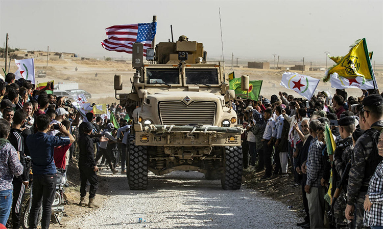 Thiết giáp Mỹ tuần tra tại thị trấn Ras al-Ain hồi đầu tháng 10/2019 trước khi rút khỏi miền bắc Syria. Ảnh: AFP.