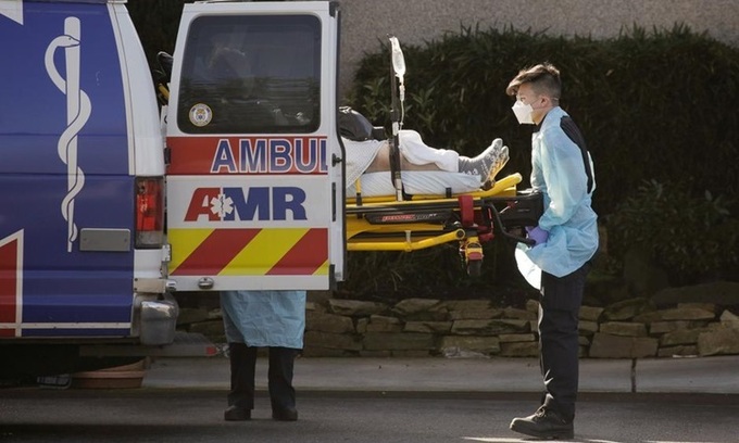 Nhân viên y tế Mỹ đưa người nhiễm nCoV lên xe cứu thương ở bang Washington hôm 4/3. Ảnh: Reuters.