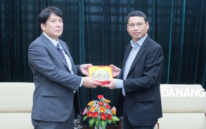 Phó Chủ tịch UBND thành phố Hồ Kỳ Minh và Trưởng Văn phòng Lãnh sự Nhật Bản tại Đà Nẵng, ông Yakebe Yoshinori (Ảnh: Lam Phương)