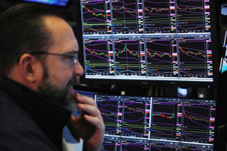  Nhà đầu tư giao dịch trên sàn chứng khoán New York ngày 3/2/2020. Ảnh: Reuters