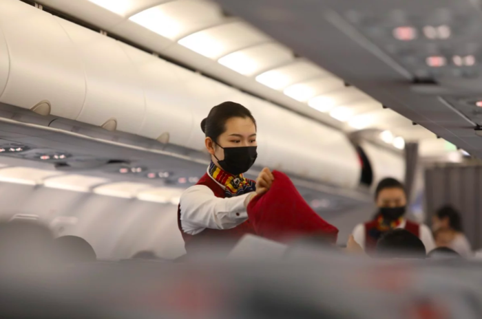 Tiếp viên hàng không trên chuyến bay từ Bắc Kinh đến Vũ Hán đeo khẩu trang. (Ảnh: SMCP)