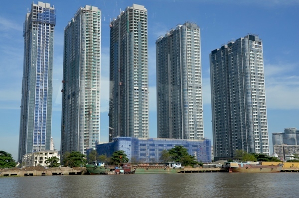 Các tòa nhà cao tầng được xây dựng sát bờ sông Sài Gòn