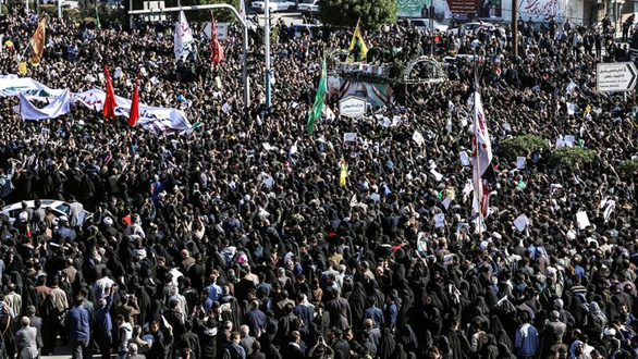 Biển người đưa tang tướng Soleimani ở TP Ahvaz, Iran - Ảnh: REUTERS