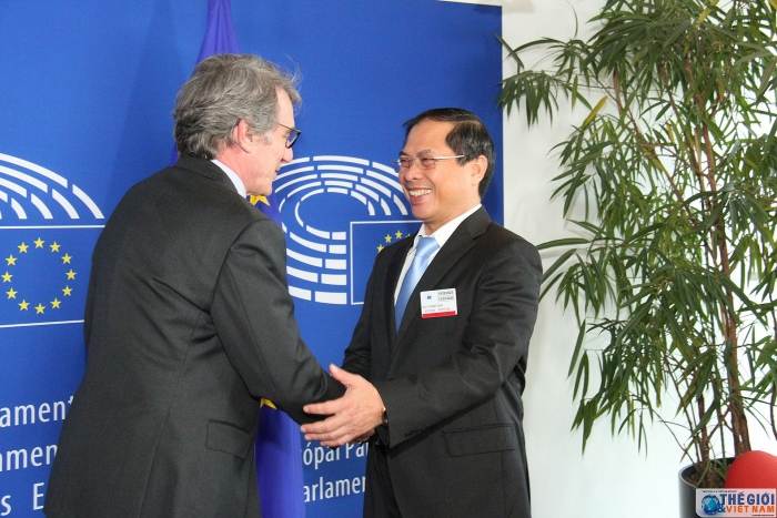 Thứ trưởng Thường trực Bộ Ngoại giao Bùi Thanh Sơn gặp Chủ tịch EP David Sassoli trong chuyến thăm và làm việc tại Nghị viện châu Âu từ ngày 4-12/2, thúc đẩy bỏ phiếu phê chuẩn EVFTA và EVIPA.