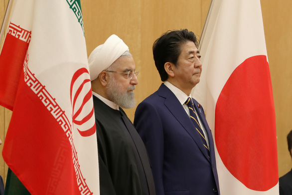 Thủ tướng Nhật Shinzo Abe (trái) từng gặp Tổng thống Iran Hassan Rouhani trong tháng 12-2019 - Ảnh: REUTERS