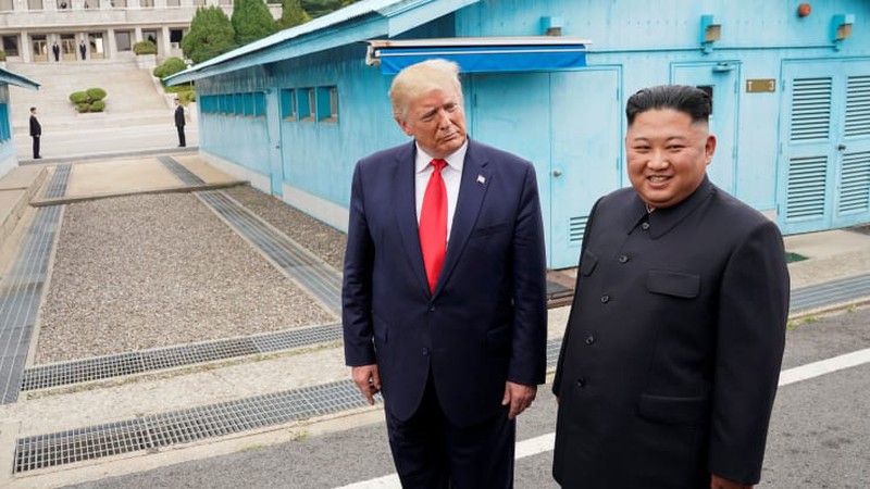 Tổng thống Mỹ Donald Trump (trái) gặp nhà lãnh đạo Triều Tiên Kim Jong-un tại khu phi quân sự liên Triều ở Bàn Môn Điếm, Hàn Quốc hồi tháng 6-2019. Ảnh: REUTERS