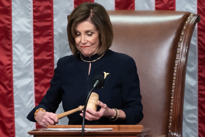 Chủ tịch Hạ viện Nancy Pelosi chưa cam xác nhận thời hạn gửi điều khoản luận tội ông Trump lên Thượng viện - điều sẽ khiến cho quá trình luận tội kéo dài thêm. Ông Trump không thích điều này. Ảnh: Getty.