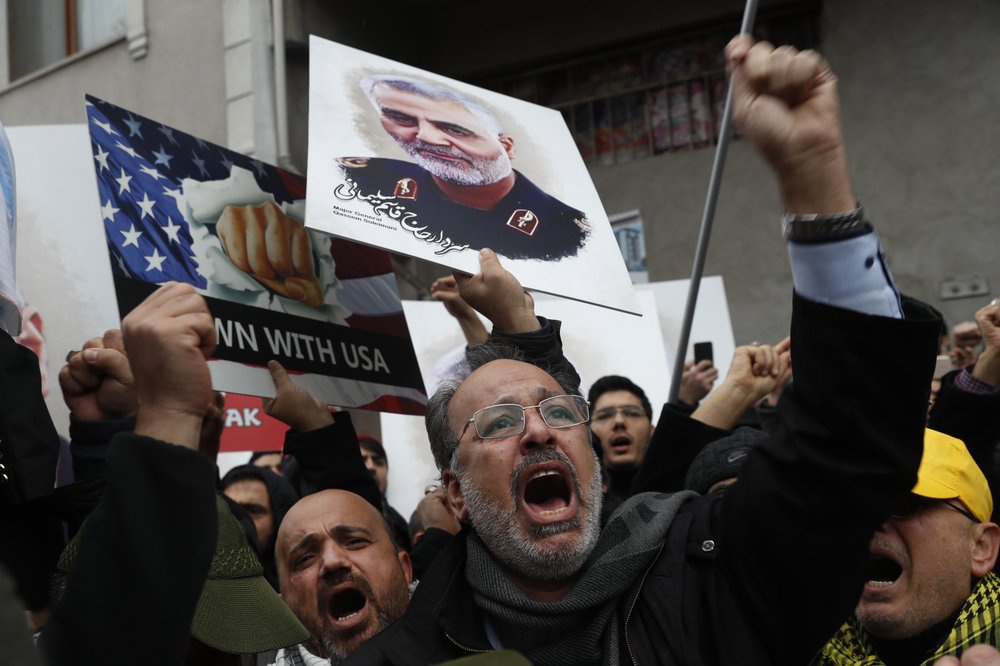 Người dân Thổ Nhĩ Kỳ phản đối bên ngoài lãnh sự quán Mỹ ở Istanbul, sau khi ông Trump ra lệnh ám sát tướng Iran Qasem Soleimani bằng drone. Ảnh: AP.