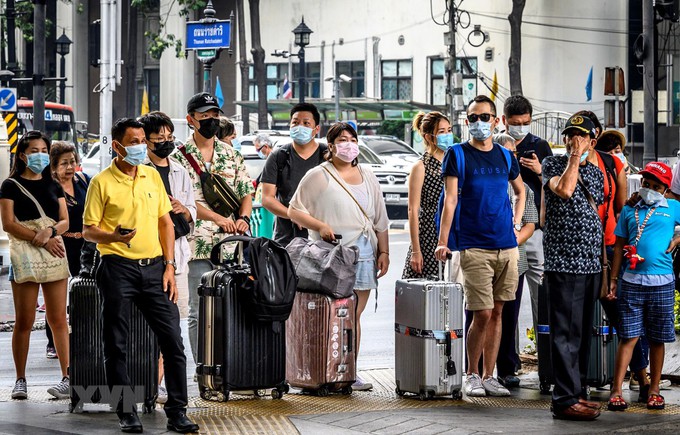 Người dân đeo khẩu trang phòng lây nhiễm virus corona tại Bangkok, Thái Lan, ngày 3/2/2020. (Ảnh: AFP/TTXVN) 