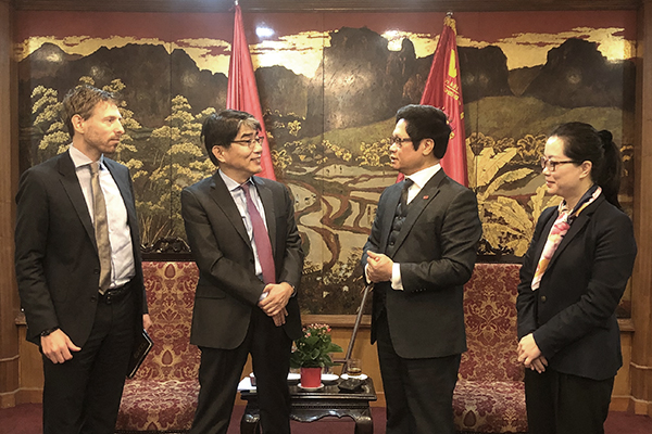 TS. Vũ Tiến Lộc, Chủ tịch VCCI (phải) trao đổi với TS. Chang-Hee Lee, Giám đốc ILO Việt Nam.