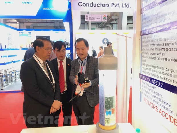 Đại sứ Lào tại Ấn Độ Bounneme Chouanghom (ngoài cùng bên trái) thăm quan sản phẩm Việt Nam tại hội chợ. (Ảnh: Huy Lê-Minh Luyến/Vietnam+)