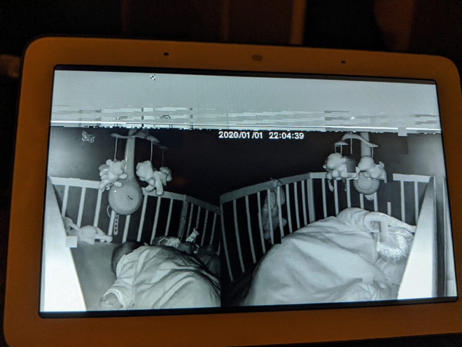 Hình ảnh đen trắng được camera an ninh truyền về màn hình Nest Hub với logo Xiaomi và Mijia. Ảnh: Android Police.